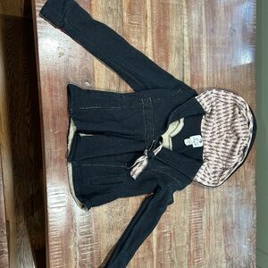 Cozy charcoal hooded shacket. Sherpa-lined, pink patterned tie-waist and hood